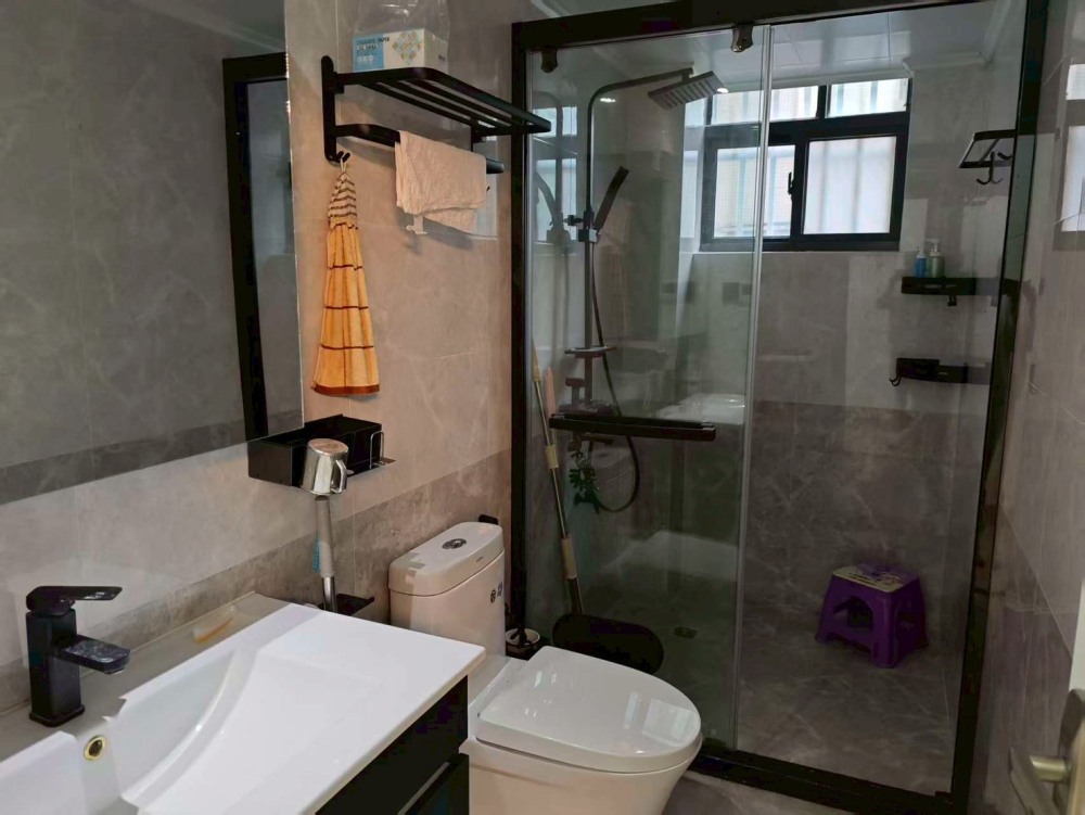 LINE_ALBUM_廣西防城港中心區海景房全新裝修大四房，疫情前只住過幾次，疫情後忍痛割愛，_260425_1